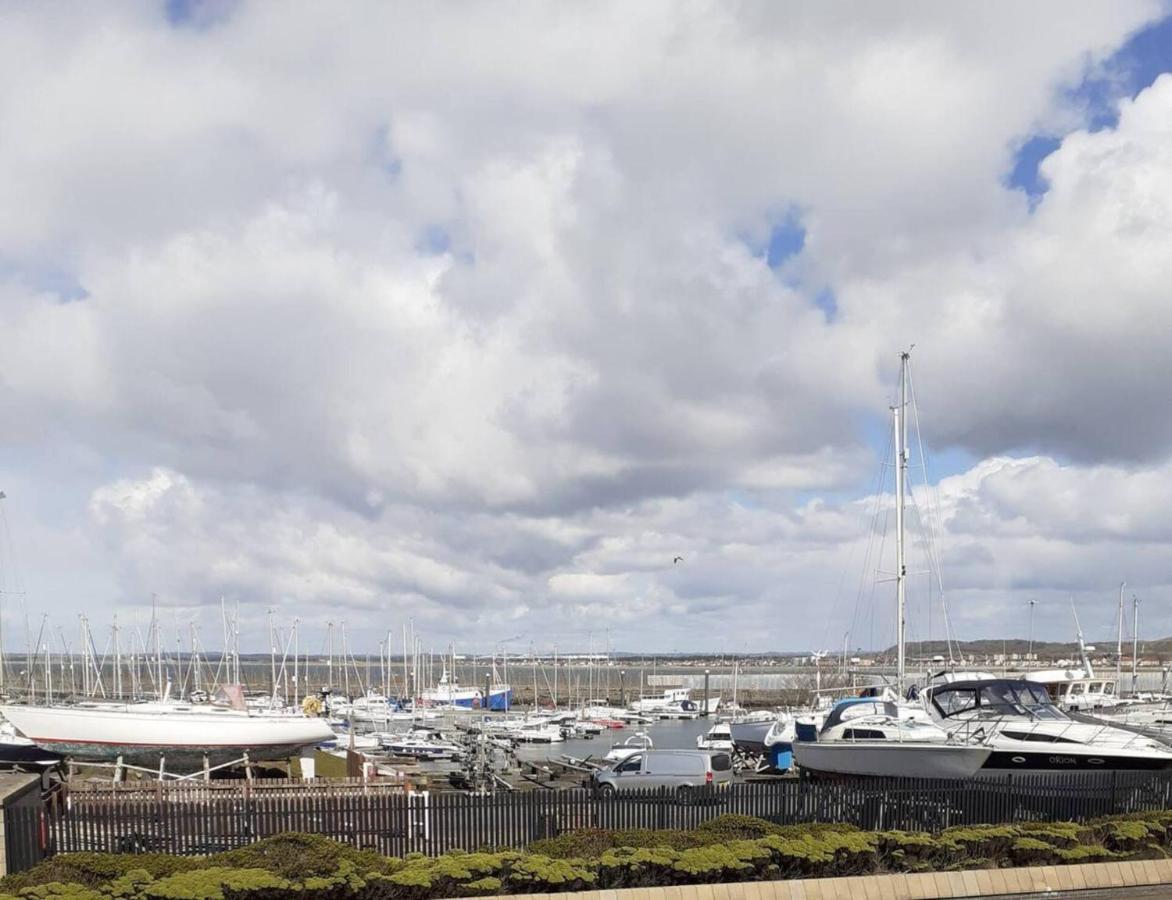 Marina View Lovely Upper 3 Bedroom Apartment Troon Exterior photo
